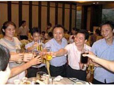 总经理、制造部经理给员工举杯庆祝